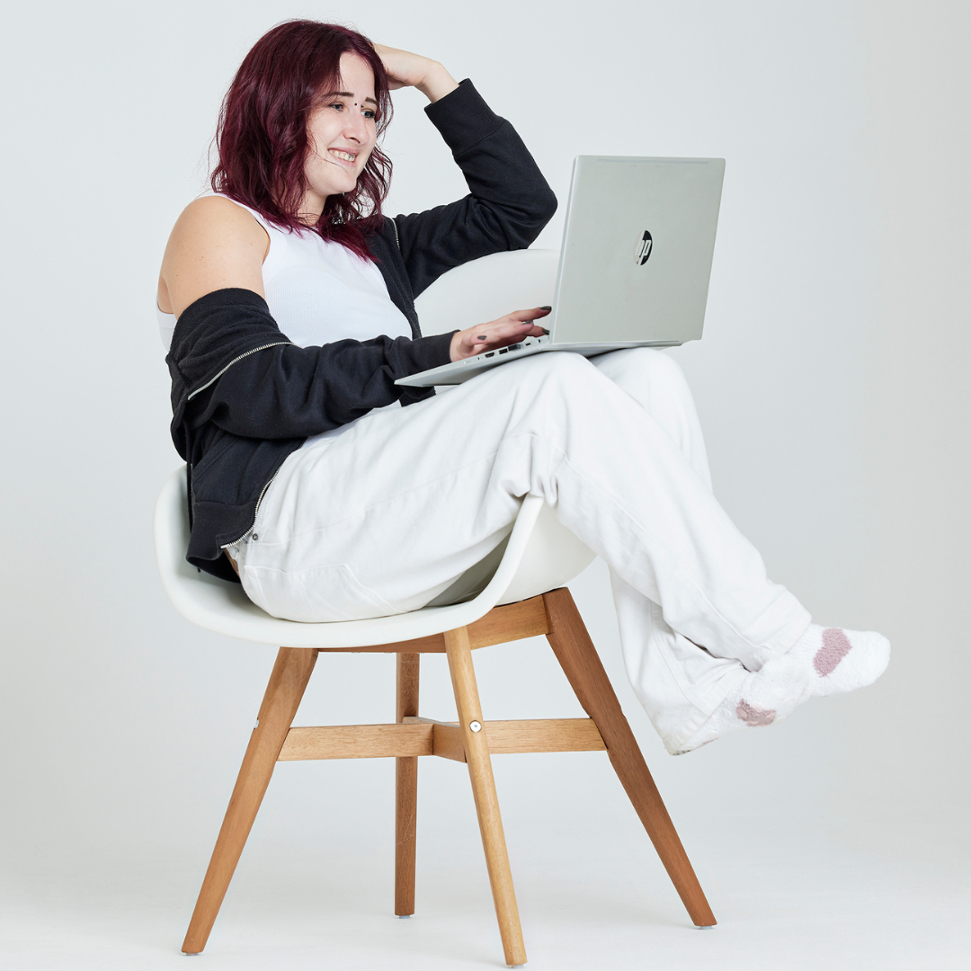 Luisa auf Stuhl mit Laptop